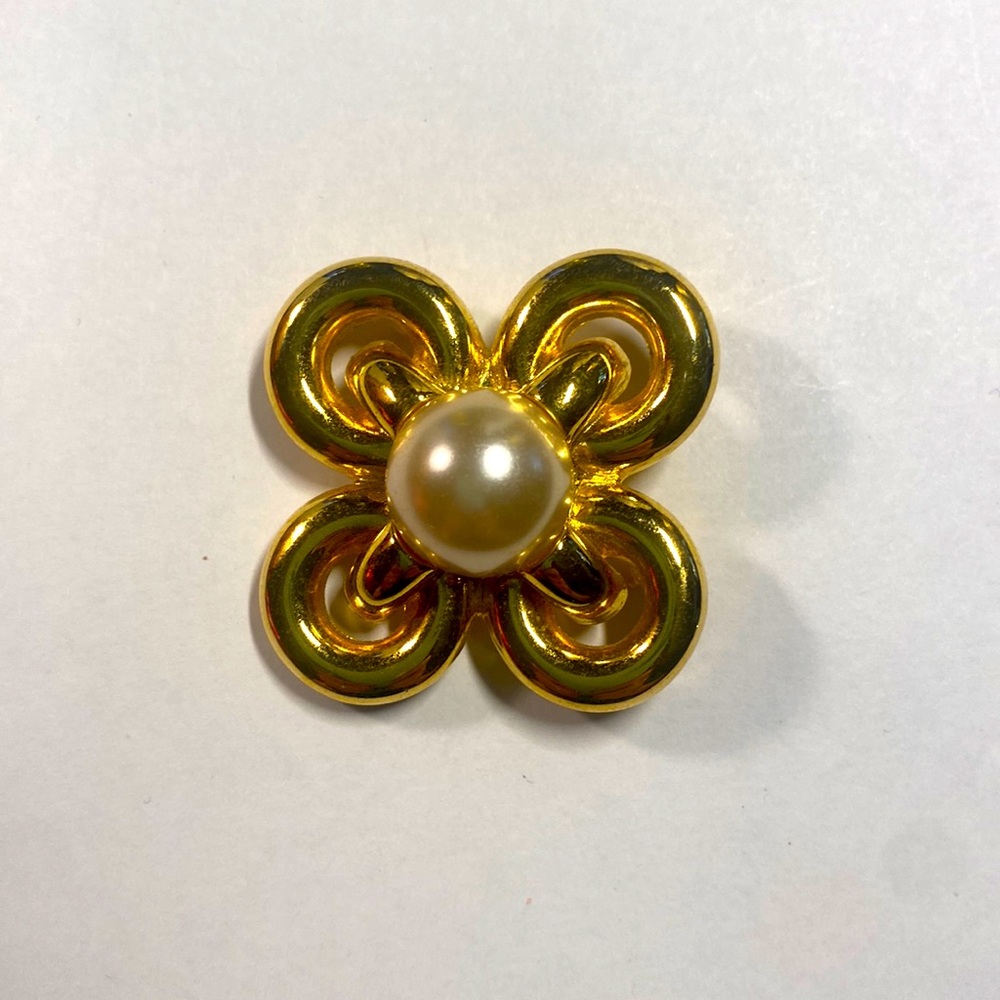 Joan Rivers Signed Dogwood gold brooch with faux pearl center